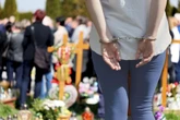 Śledztwo już trwa Na pogrzeb synka założyli jej kajdanki. To zastały służby w jej rodzinie. Prokuratur…