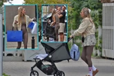 Gwiazda ma pełne ręce roboty Trudy macierzyństwa. Styrana Marcelina Zawadzka sama ogarnia wózek, zakupy i dziecko. Mamy zdjęcia