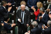 biedny prezes Kaczyński z palcem w bandażu. Już wiadomo, gdzie nabawił się kontuzji! To było po kolacji z Nawrockim