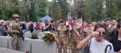 Rocznica wybuchu Powstania Warszawskiego Warszawa wspomina bohaterów. Pod pomnik Gloria Victis przyszli z biało-czerwonymi flagami i kwiatami