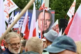 ZDJĘCIA Zaprzysiężenie Karola Nawrockiego. Przed Sejmem biało-czerwony tłum. "Chcemy Boga wszędzie"