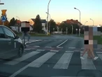 Co on zrobił?! Groza na pasach! Ominął auto i wjechał w człowieka na hulajnodze