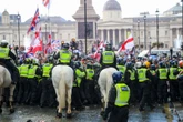 Marsz w Londynie Ponad 100 tys. osób na marszu prawicy w Londynie. Na transparentach napisy: "Zatrzymajcie łodzie", "Charlie Kirk RIP"