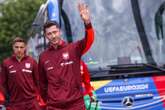 Tylko spójrz! Robert Lewandowski przyłapany przed treningiem. Zobaczyliśmy to w jego rękach i serc…