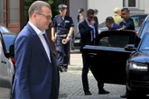 Prezydent elekt tworzy gabinet Karol Nawrocki wrócił z urlopu i mebluje Kancelarię Prezydenta. Wiemy, z kim się spo…