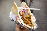 Najlepszy kebab w Toruniu zjesz właśnie tutaj. To miejsce nokautuje konkurencję! [...