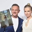 Te zdjęcia trzeba zobaczyć Edyta Pazura uciekła z Polski. Zamiast w sukienkę wskoczyła w kołdrę!