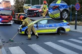 Wypadek Kraksa osobowego nissana z radiowozem. Kobieta trafiła do szpitala