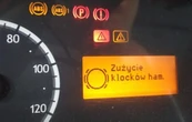 Ogromny ładunek i niesprawne hamulce. Z choinką na "blacie" chciał przejechać prze...