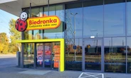 Strefa promocji Wózki w Biedronce w całej Polsce są pełne. Polacy robią wielkie zapasy? Masło, mleko i słodyucze gratis. Czy coś zostanie na półkach