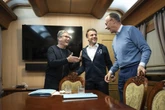 Tajemnicze zawiniątko Macron wściekły przez aferę! Co widać na słynnym filmie?