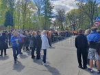 ZDJĘCIA Ostatnie przygotowania do pogrzebu Łukasza Litewki. Pierwsi żałobnicy dotarli pod kościół. "To był człowiek niezastąpiony"