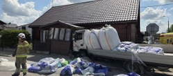 Wypadek w Brańsku Zderzenie ciężarówki i osobówki. Pojazd staranował ganek domu