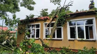 Nawałnice nad Polską. Drzewo runęło na szkołę