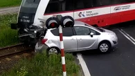 Wyłamał rogatki i zatrzymał się na torach. Pokazano nagranie