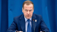"Służalczy poddani". Miedwiediew komentuje awanturę o ordery