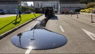 Mówią "nie" petrochemicznym gigantom. Wylali na jezdnię czarny olej
