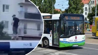 "Surfowali" na dachu autobusu. Niecodzienny widok w Szczecinie