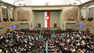 Remis w czołówce, cztery partie poza Sejmem. Nowy sondaż