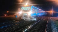 Wjechała na tory i uciekła z pojazdu. W środku został pasażer