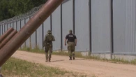 Nowe dane z granicy. Migranci sięgnęli po kamienie i konary