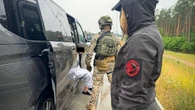 Porywali migrantów, żądali okupu. Polskie służby rozbiły groźny gang