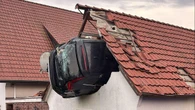 Niecodzienny widok. Samochód wbił się... w dach stodoły