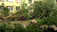 Powalone drzewa, zniszczone dachy, zalane ulice. Przez Polskę przechodzą nawałnice