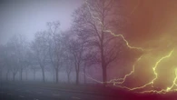 Nadciągają burze, Polskę spowije też mgła. Alerty dla połowy kraju