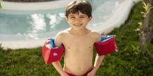 Estas son las habilidades que debería tener en el agua tu hijo desde que nace hasta los 12 años