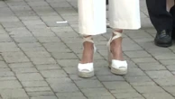 La Reina Letizia da la bienvenida al verano con un look cómodo y juvenil