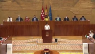 La natalidad, la rebaja fiscal y la educación, claves del discurso de Ayuso