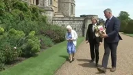 La Reina de Inglaterra recibe una rosa conmemorativa con el nombre del Duque de Edimburgo