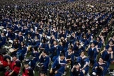En imágenes: Ni distancia social ni mascarillas, así celebran su graduación los más de 11.000 estudiantes de la Universidad de Wuhan
