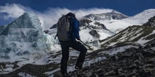 La criticada nueva norma para escalar el Everest