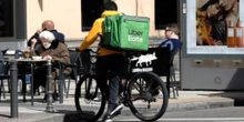 Glovo, Deliveroo, Stuart y Uber Eats critican a la CEOE por «ceder» ante Trabajo en la ley rider