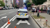 У Києві авто вилетіло на літню терасу кав’ярні: постраждала 28-річна жінка