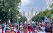 Miles de estudiantes de derecho protestan contra la reforma judicial en el Ángel de la Independencia