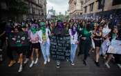 Feministas marchan en México a favor del aborto voluntario