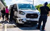 Caravana de Tim Walz sufre accidente en carretera; él resulta ileso | Video