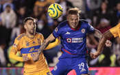 Cruz Azul vence a Tigres y salta al liderato del Clausura