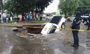 Video | Camioneta cae a socavón en Ecatepec