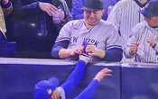 Prohíben ingreso a Yankee Stadium a aficionados que agarraron el guante y brazo de Mookie Betts | Video