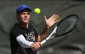 Wimbledon 2025: Entrena Jannik Sinner con protección en el codo | Video