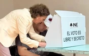 Vota Jesús Ernesto, hijo menor de AMLO, por primera vez