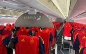 Regala aerolínea española nueva playera de La Roja en vuelo a CDMX | Video