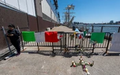 Improvisan un altar tras accidente de buque mexicano en Nueva York con mensajes y banderas