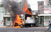 Normalistas derriban puerta del Campo Militar 1 e incendian camión