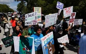 Protestas reciben a Trump durante su visita al centro Alligator Alcatraz para migrantes