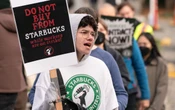 Más de 2 mil trabajadores deStarbucks inician huelga; esta es la razón